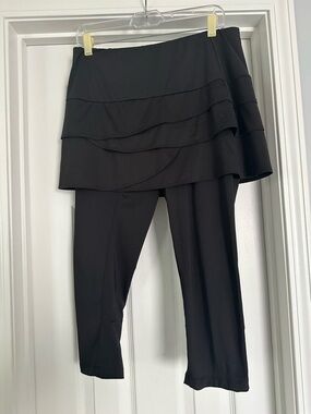 Women's Black Skirted Cropped Leggings